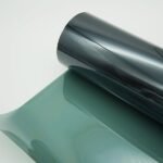 Pakankamai šviesaus, žalsvo atspalvio automobilių langų tamsinimo plėvelė