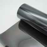 Pakankamai tamsi, juodo atspalvio plėvelė skirta automobilių langų tamsinimui