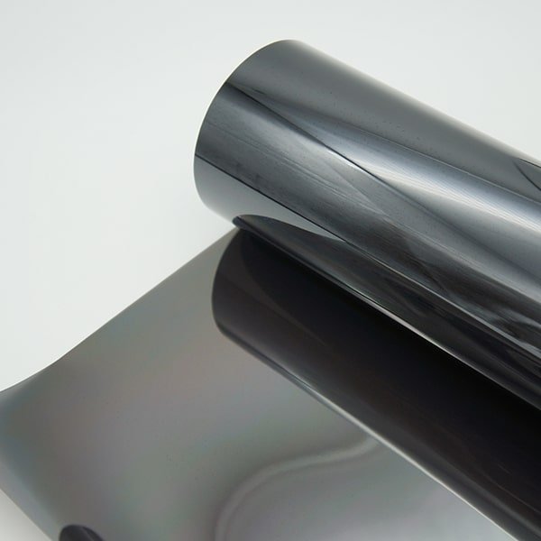 HP10.jpg Pakankamai tamsi, juodo atspalvio plėvelė skirta automobilių langų tamsinimui - Image 1