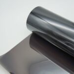 Pakankamai tamsi, juodo atspalvio plėvelė automobilių langų tamsinimui