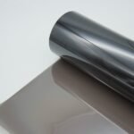 Pakankamai šviesaus, juodo atspalvio plėvelė skirta langų tamsinimui