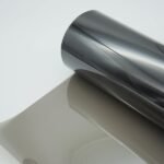 Pakankamai šviesaus, juodo atspalvio plėvelė automobilių langų tamsinimui