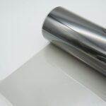 Ypač šviesiai pilko atspalvio langų tamsinimo plėvelė, šviesos laidumas 70%