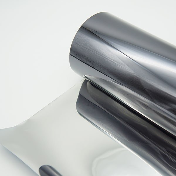 R-GREY-10ext.jpg Tamsi, veidrodinio sidabrinio atspalvio plėvelė nuo saulės karščio, šviesos laidumas 10% - Image 1