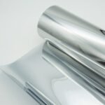 Pakankamai tamsi, veidrodinio sidabrinio atspalvio plėvelė nuo saulės karščio, šviesos laidumas - 19%