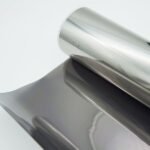 Pakankamai tamsi, tamsaus sidabrinio atspalvio plėvelė, šviesos laidumas 18%