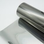 Pakankamai tamsi, tamsaus sidabrinio veidrodinio atspalvio plėvelė nuo saulės karščio, šviesos laidumas 22%