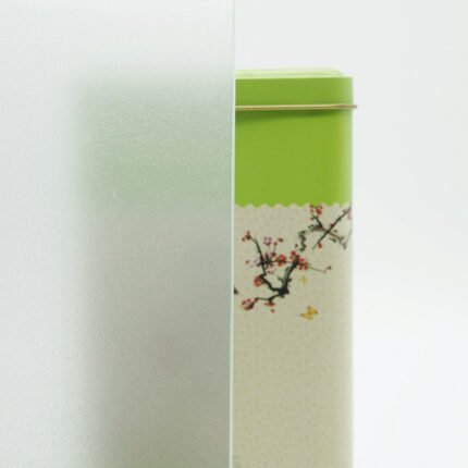 Šviesaus sidabrinio atspalvio matinė plėvelė langams