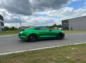 Ford Mustang GT Pilnai apklijuotas į Avery Radioactive green plėvelę