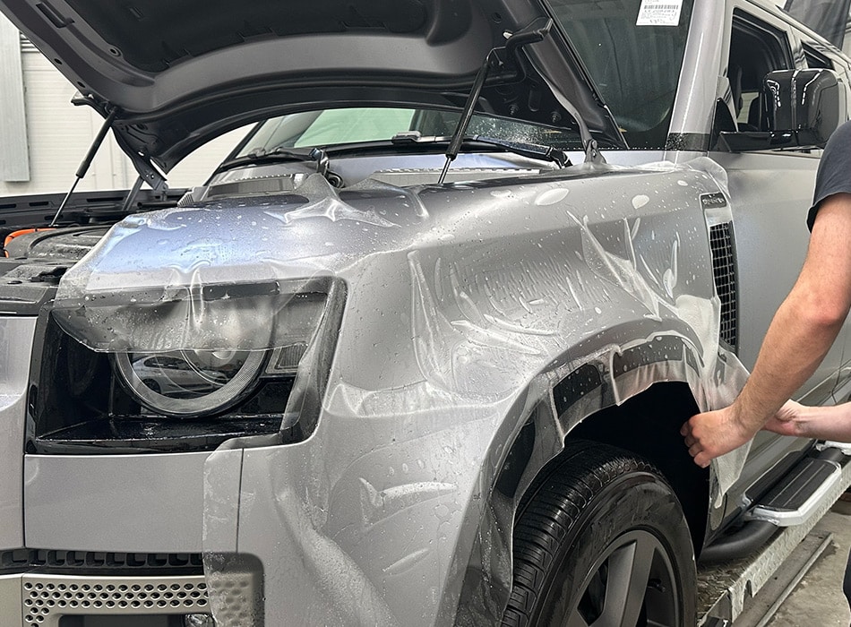 Land Rover Defender pilnai apklijuotas skaidria matine plėvele, juodos blizgisio detalės - skaidria blizgia, kapotas juodas blizgia apsaugine PPF plėvele
