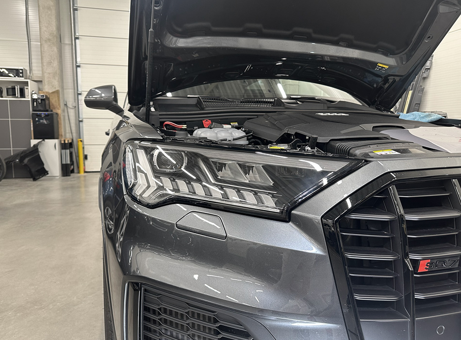 Audi Q7 priekiniai žibintai prieš apklijavimą