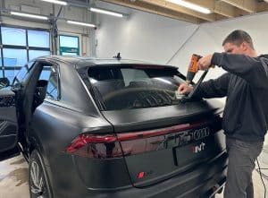 Galinių langų tamsinimo procedūra Audi Q8