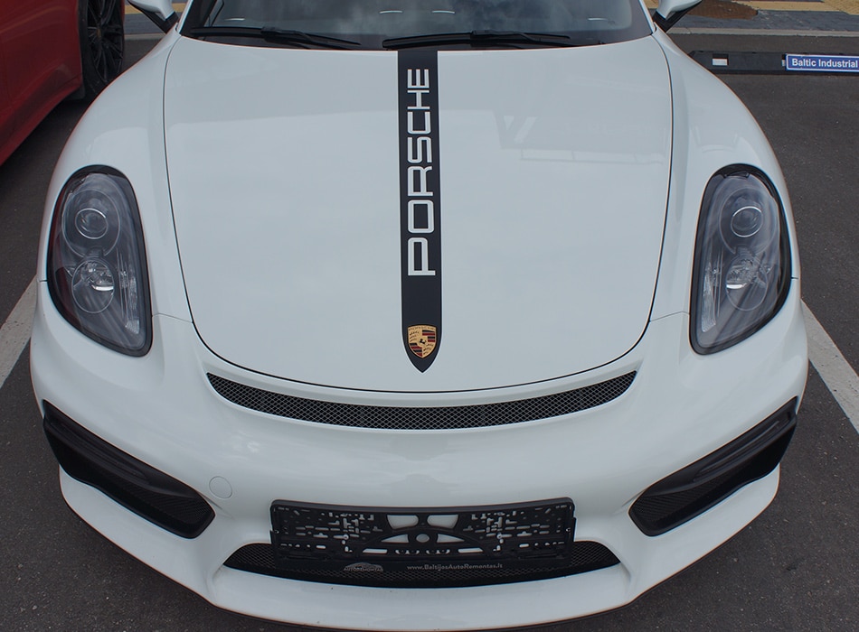 Porsche spyder apklijavimas lipdukais ant kapoto