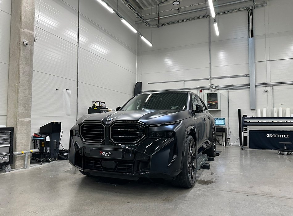 BMW XM pilnai apklijuotas su skaidria matine PPF plėvele