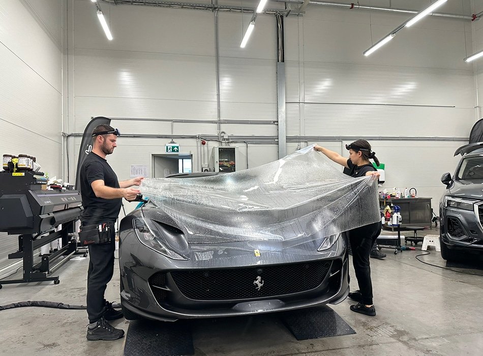 Ferrari 812 GTS priekinio dangčio apkliajvimo apsaugine plėvele procesas