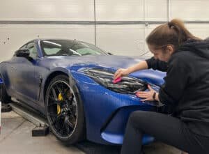 Priekinių žibintų apklijavimas apsaugine plėvele mobile