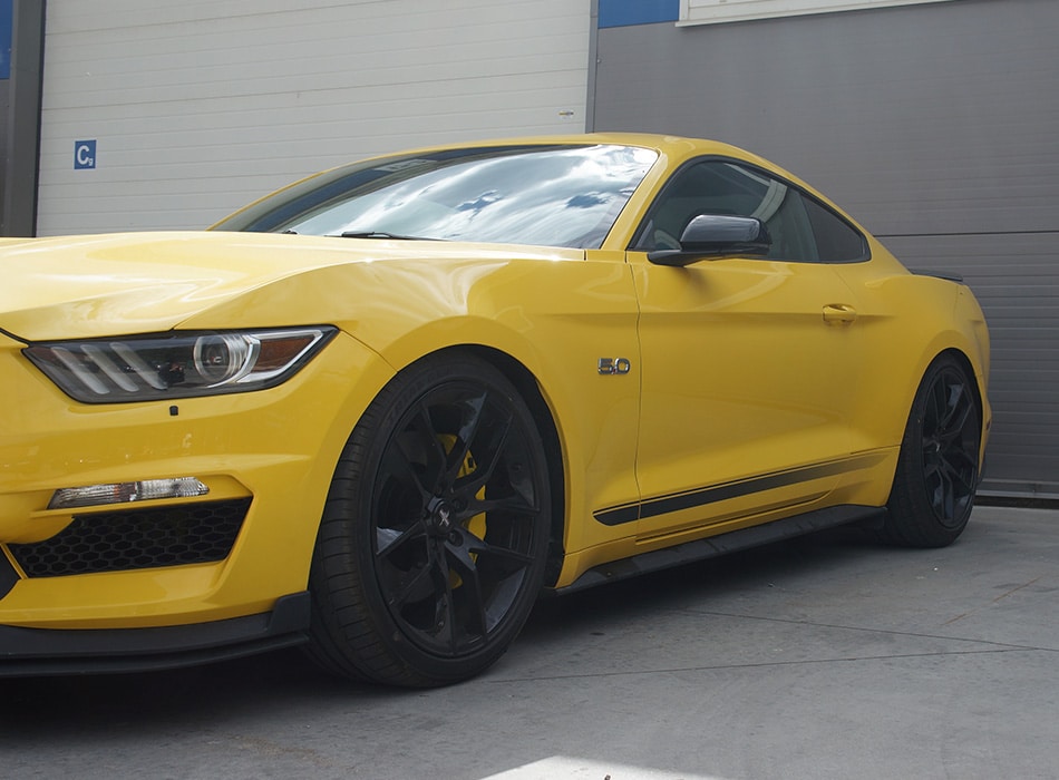 Apklijavimas OEM dizaino lipdukais Ford Mustang geltonas