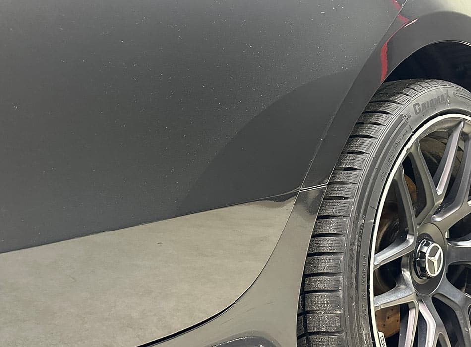 Mercedes-Benz GT dažų pažeidimai ant galinių durų