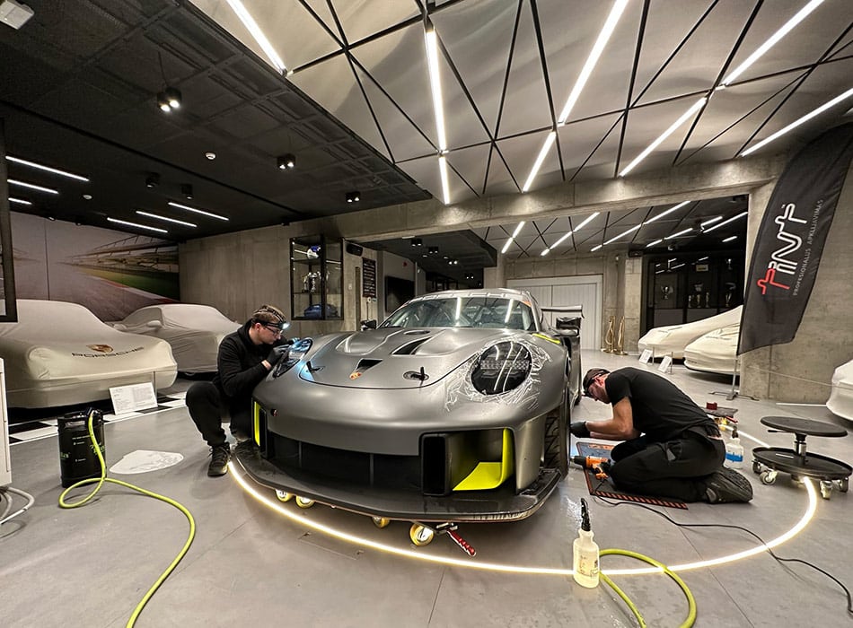 Automobilių apklijavimas apsaugine plėvele Porschegarazas
