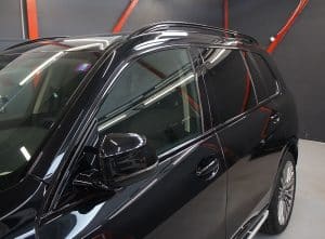 Apklijuotos chromuotos detalės aplink langus BMW X7