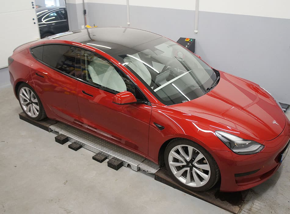 Apklijuotos chromuotos detalės Tesla Model 3